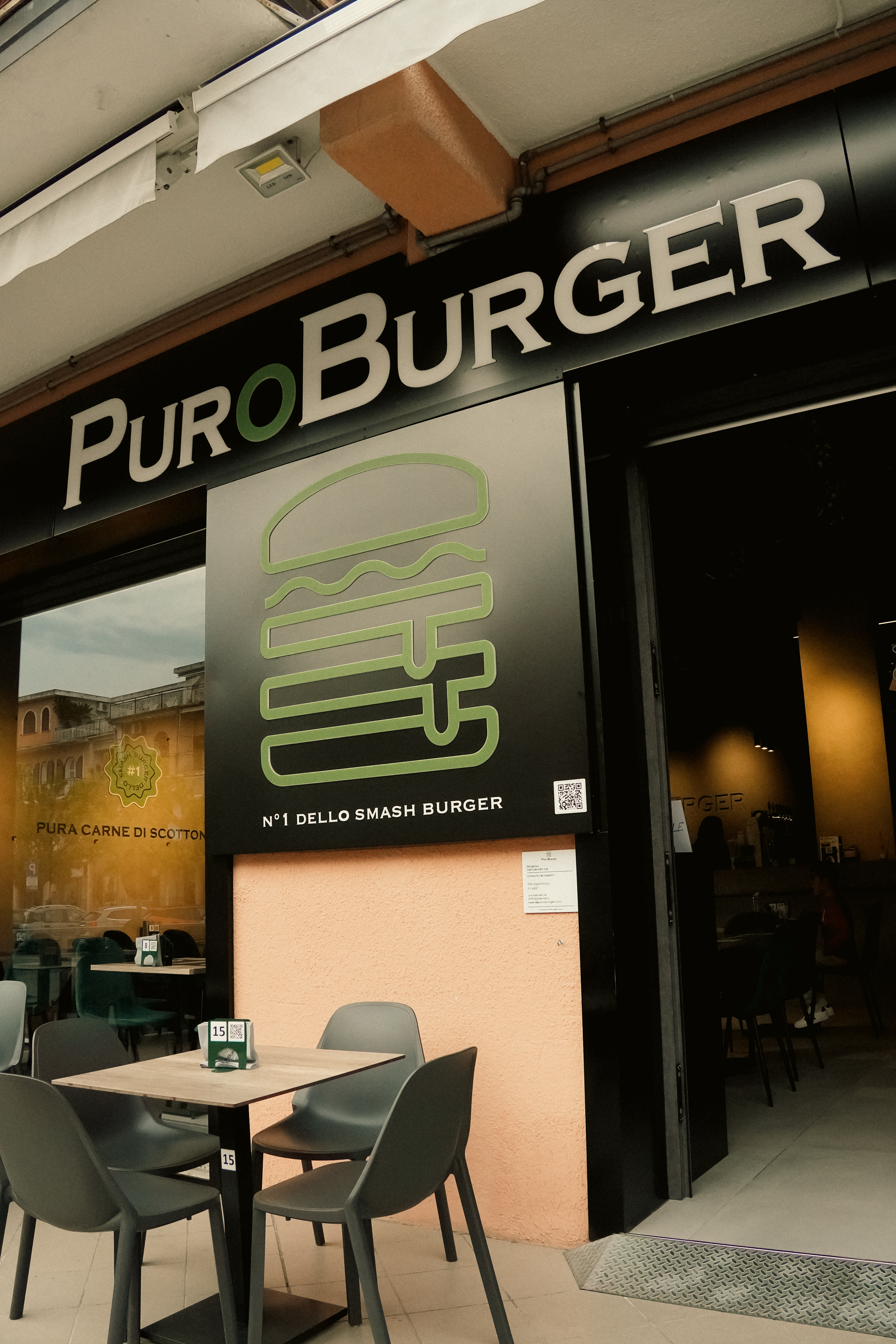 Esterno del locale PuroBurger a Scalea